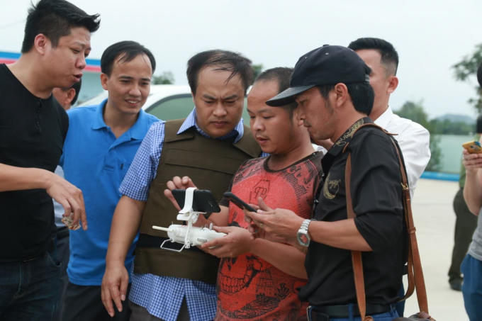 Ban chuyên án theo dõi hình ảnh từ flycam để nắm bắt vị trí đối tượng.