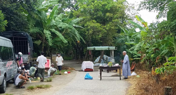 Hiện trường nơi trục vớt thi thể người đàn ông.