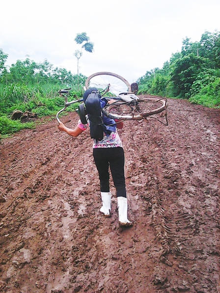 Xe máy không dám đi, nhiều người đi xe đạp nhưng vẫn phải vác...