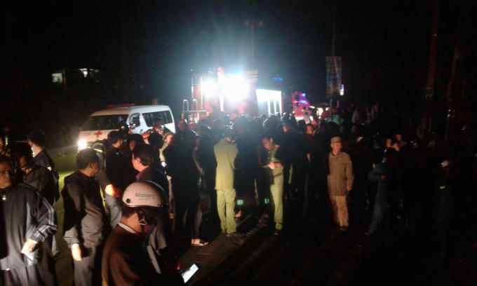  Hàng trăm người dân có mặt chứng kiện sự việc.