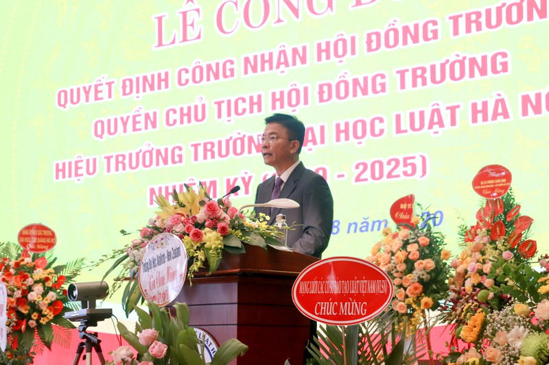 Bộ trưởng Bộ Tư pháp Lê Thành Long chúc mừng các cán bộ được nhận Quyết định và tiếp tục giao nhiệm vụ cho lãnh đạo Đại học Luật Hà Nội. 