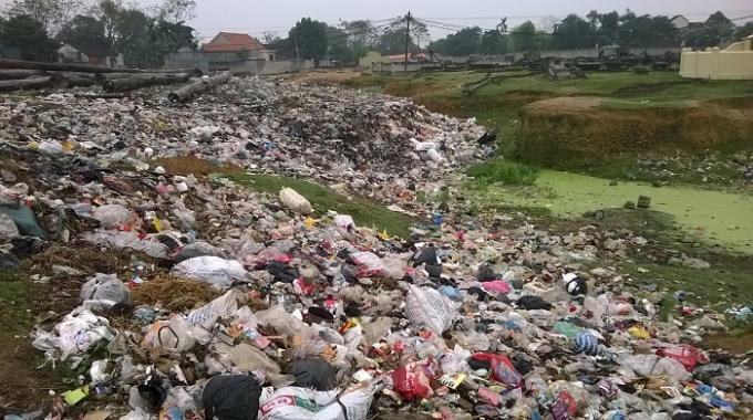 Bãi rác chất ngày một nhiều tại nghĩa địa Cồn Lim (ảnh Duy Ngợi).