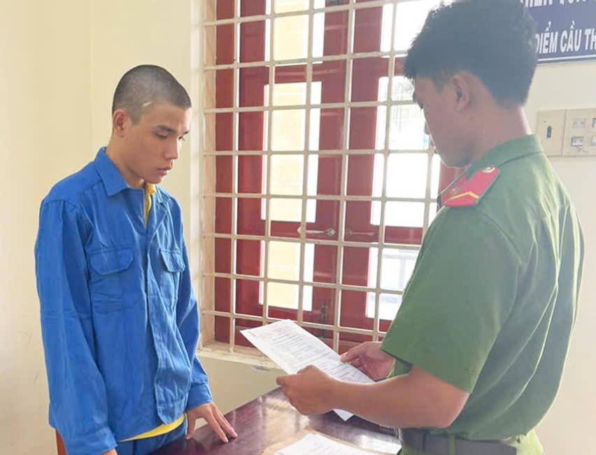Bị can Bùi Quốc Hoài đang nghe tống đạt các Quyết định