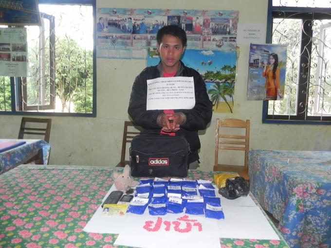Đối tượng và tang vật bị bắt giữ (ảnh do đồn biên phòng Thông Thụ cung cấp)