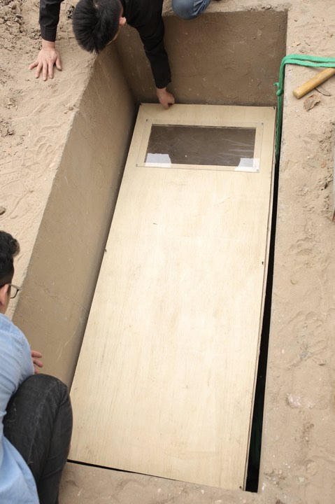 Chiếc "quan tài' được đóng kín và chôn xuống hố.