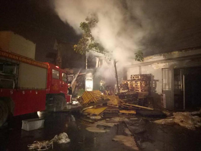 Hiện trường vụ ch&aacute;y xưởng gỗ tại Hải Ph&ograve;ng