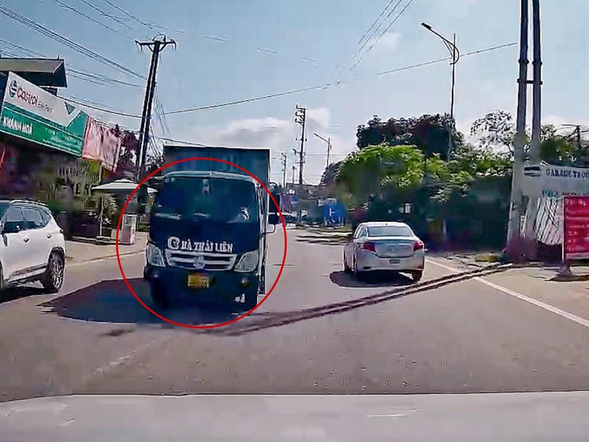 Hình ảnh xe tải lấn làn tải tỉnh lộ 414 được người dân ghi lại và phản ánh.