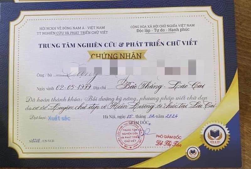 Chứng nhận của Trung tâm cấp cho chị D.X.L, trong khi chị L. khẳng định chưa từng được trung tâm đào tạo bất cứ một khóa học viết chữ đẹp nào. Thậm chí chị L. cũng chưa nhìn thấy chứng nhận này cho tới khi bài viết của chị được đăng tải.