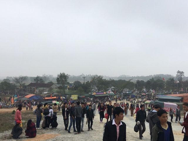 Quang cảnh lễ khai hội chùa Hương Tích.