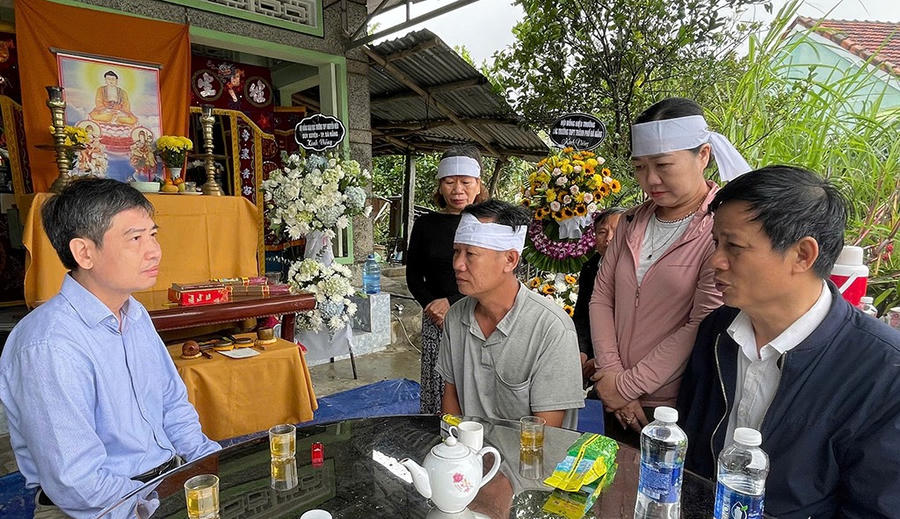 Chủ tịch UBND tỉnh Đắk Lắk, ông Tạ Anh Tuấn thăm hỏi, động viên gia đình nạn nhân thiệt mạng do mưa lũ. (Ảnh: Cổng TTĐT tỉnh Đắk Lắk)