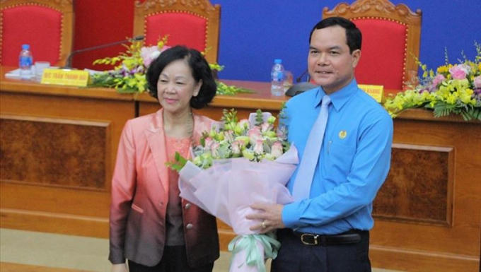 Bà Trương Thị Mai,Trưởng ban Dân vận Trung ương tặng hoa chúc mừng ông Nguyễn Đình Khang, Uỷ viên Trung ương Đảng, tân Chủ tịch Tổng LĐLĐ Việt Nam khoá XII, nhiệm kỳ 2018-2023.