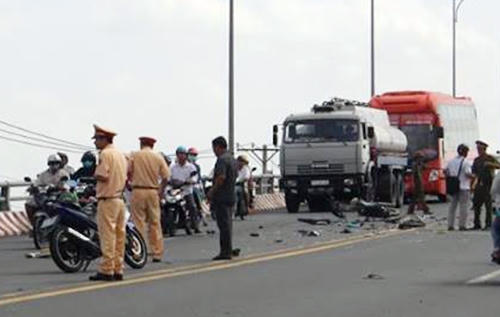 Xe máy của nạn nhân bị cán nát. Ảnh: A.X