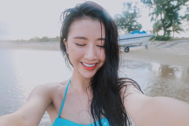 Quỳnh Anh Shyn là gương mặt không còn xa lạ với bạn trẻ Việt. Cô nàng là một trong những hotgirl đình đám gốc Hà thành, nổi tiếng với gương mặt dễ thương, hình ảnh trong sáng.