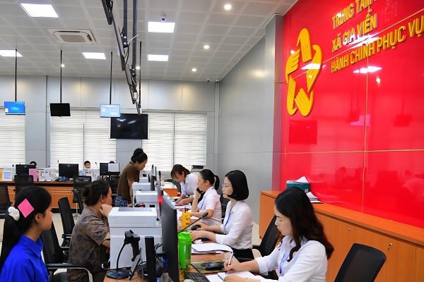 Trung tâm Phục vụ hành chính công xã Gia Viễn phục vụ tận tình các tổ chức và công dân đến làm các thủ tục hành chính.
