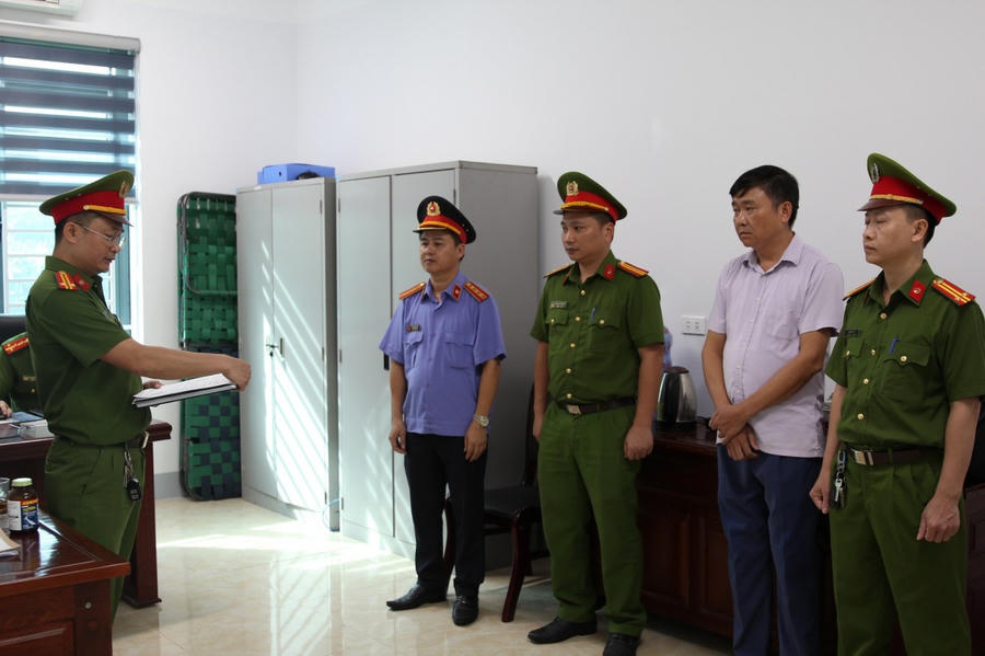 Cơ quan chức năng tống đạt quyết định khởi tố bị can đối với Nguyễn Trường Thi - Ảnh Công an Nghệ An.
