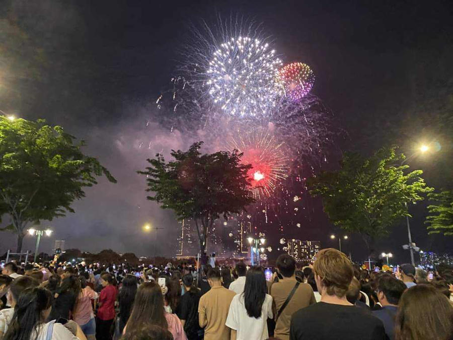 Màn pháo hoa rực rỡ chào đón năm mới.