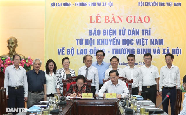 Chủ tịch Hội Khuyến học Việt Nam Nguyễn Thị Doan và Bộ trưởng Bộ Lao động - Thương binh và Xã hội Đào Ngọc Dung ký biên bản bàn giao Báo điện tử Dân trí (Ảnh: Sơn Tùng).