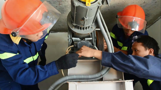 Lực lượng cứu hộ d&ugrave;ng thiết bị chuy&ecirc;n dụng để ph&aacute; cửa thang m&aacute;y.