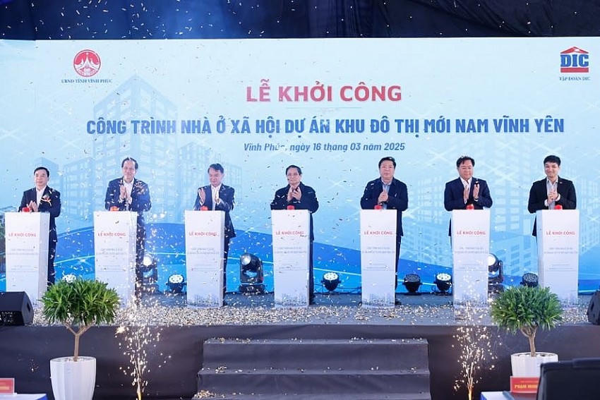 Thủ tướng Chính phủ Phạm Minh Chính ấn nút khởi công dự án. Ảnh: VGP