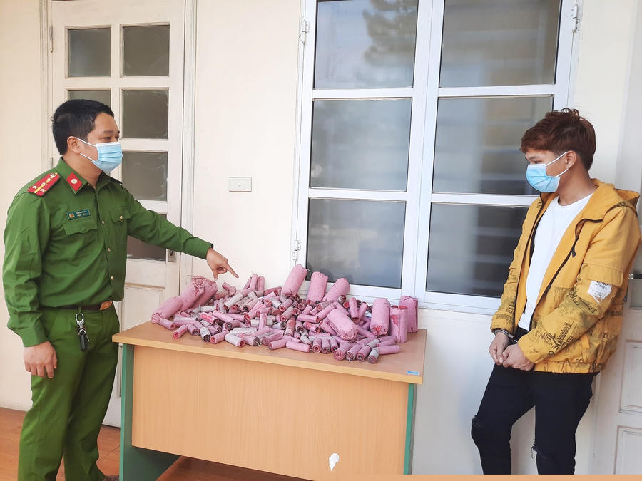 Đối tượng Hoàng Văn Cường và tang vật.
