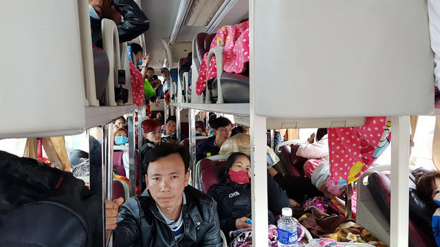 Hành khách bị "nhồi" trên xe khách.