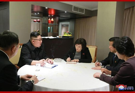 Chủ tịch Kim Jong-un nghe các báo cáo về Hội nghị thượng đỉnh Mỹ -Triều Tiên lần thứ 2 ở khách sạn Melia tối 26-2. Ảnh KCNA