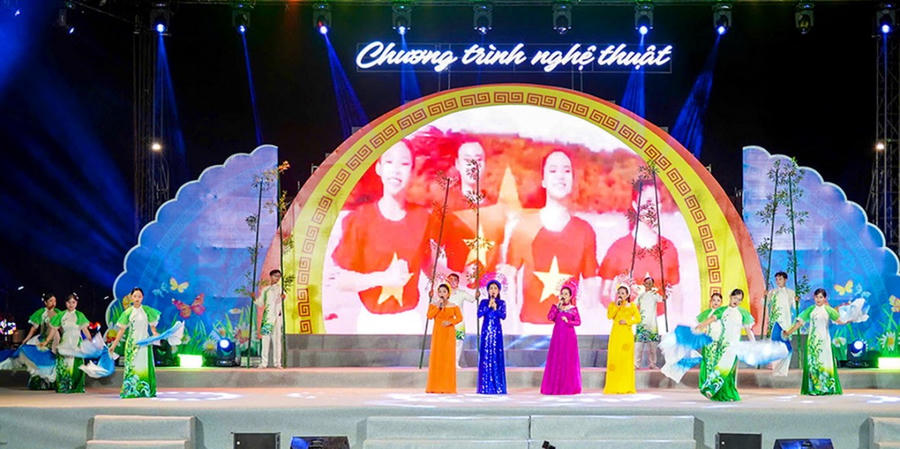 Tiết mục ca cổ “Việt Nam quê hương tôi” do các nghệ sĩ Đoàn Cải lương Hương Tràm biểu diễn (Ảnh: Báo và phát thanh – truyền hình Cà Mau).