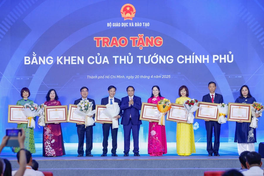 Thủ tướng Phạm Minh Chính trao tặng bằng khen cho các cá nhân, tập thể xuất sắc chương trình Ngày hội khởi nghiệp quốc gia của học sinh, sinh viên vào ngày 20/4/2025.