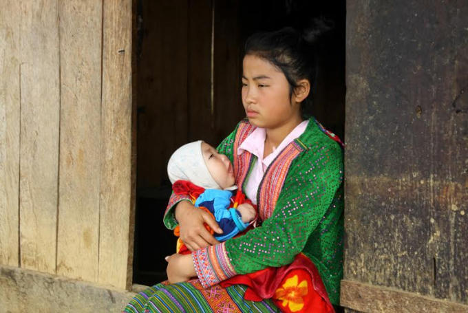 Ở tuổi 14, đang tuổi ăn, tuổi lớn nhưng Vừ Thị Nhinh ở bản Làng Mô, xã Làng Mô đã làm mẹ của đứa trẻ hơn 7 tháng tuổi.