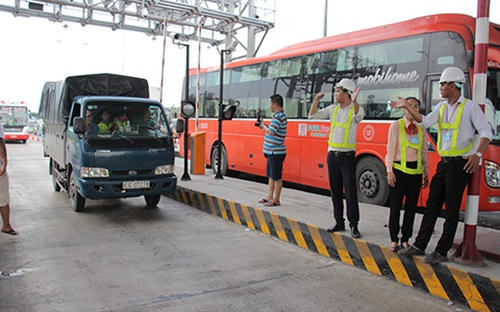 Trạm Cai Lậy ngưng thu phí tối 14/8 trước hiện tượng dùng tiền lẻ để trả phí.