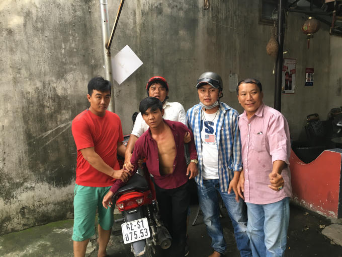 Đối tượng bị các hiệp sĩ đường phố khống chế.