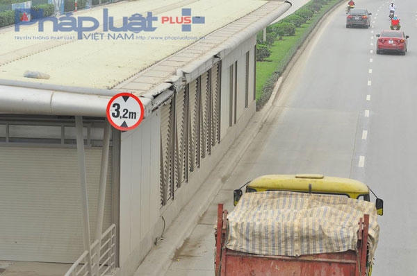 Điểm dừng xe buýt BRT 1.000 tỷ đồng ở Thủ đô thành nơi phóng uế