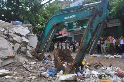Kh&aacute;m nghiệm hiện trường vụ nh&agrave; sập 34 Cửa Bắc