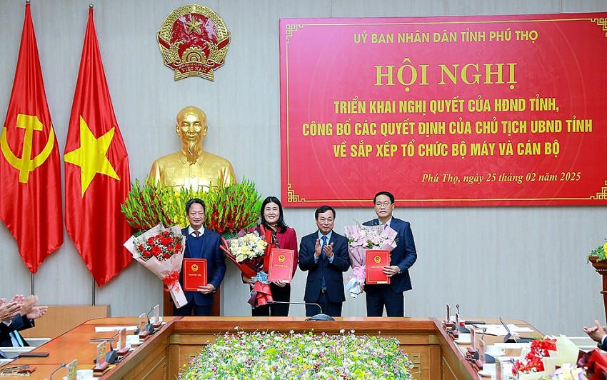 Chủ tịch UBND tỉnh Phú Thọ trao quyết định cho các đồng chí Giám đốc sở được điều động công tác.