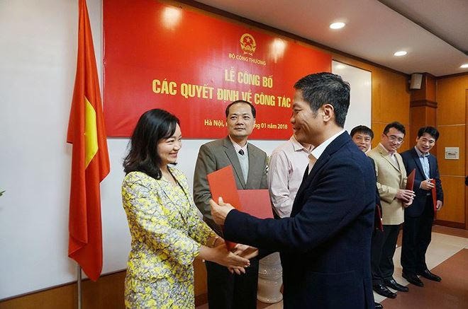 Bộ trưởng trao Quyết định cho tân Phó Vụ trưởng phụ trách Vụ TKNL và Phát triển bền vững Nguyễn Thị Lâm Giang.