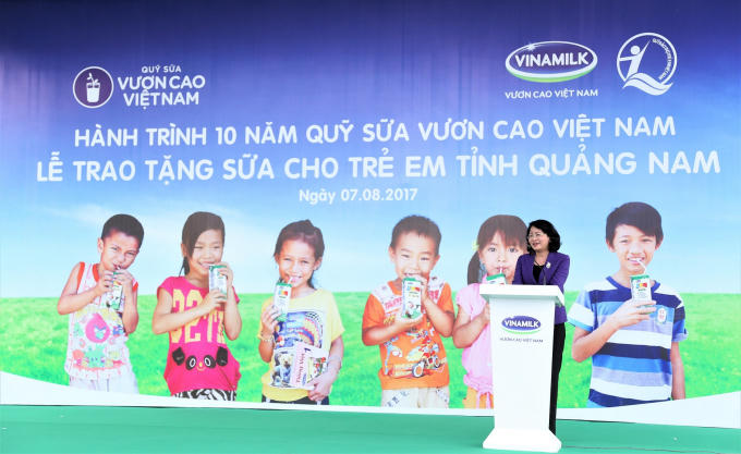 Bà Đặng Thị Ngọc Thịnh - Ủy viên Ban Chấp hành Trung ương Đảng, Phó Chủ tịch nước phát biểu tại buổi lễ Trao sữa.