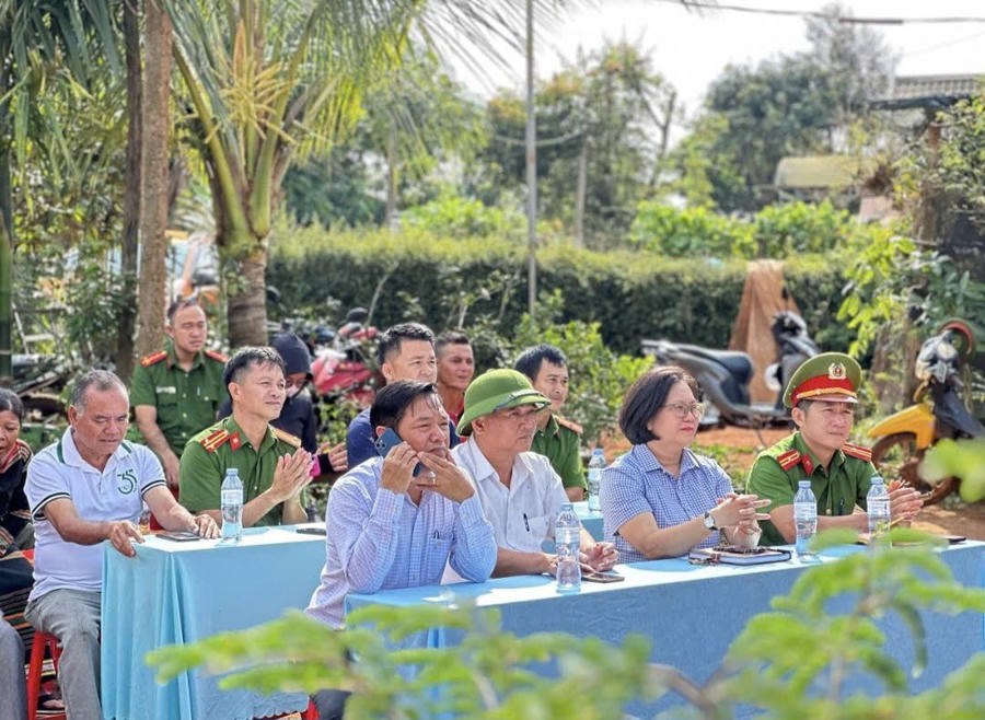 Công an phường phối hợp với chính quyền địa phương tổ chức thi đua lập thành tích chào mừng Cách mạng tháng Tám và Quốc khánh 2/9.