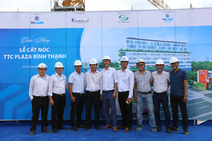 Đại diện Chủ đầu tư, Nhà thầu và đơn vị giám sát tại buổi lễ.