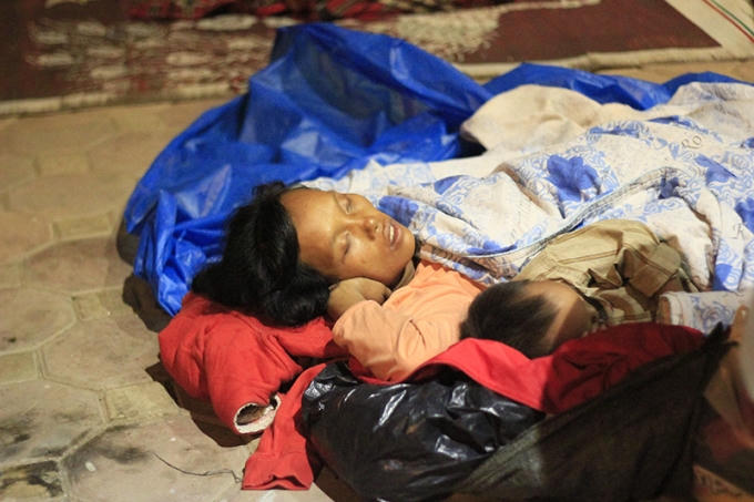 Hai mẹ con vô gia cư phải nằm ngủ ngay trên vỉa hè