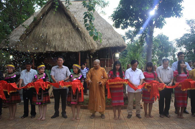 Cắt băng khánh thành nhà trưng bày và lưu giữ các hiện vật.