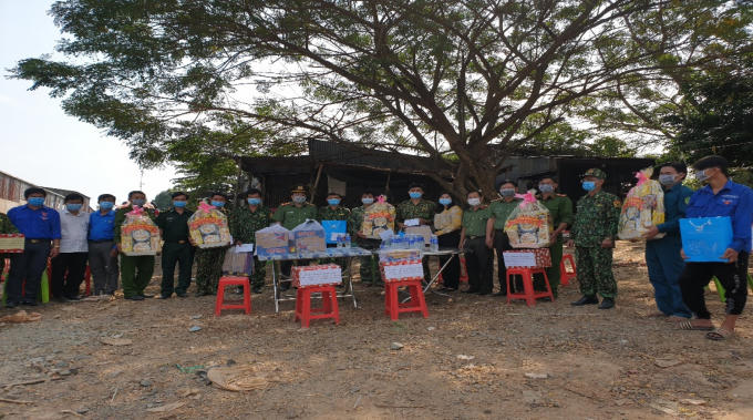 Đoàn công tác thăm, tặng quà cho lực lượng làm nhiệm vụ tại các chốt kiểm soát phòng, chống dịch Covid-19 trên tuyến biên giới.