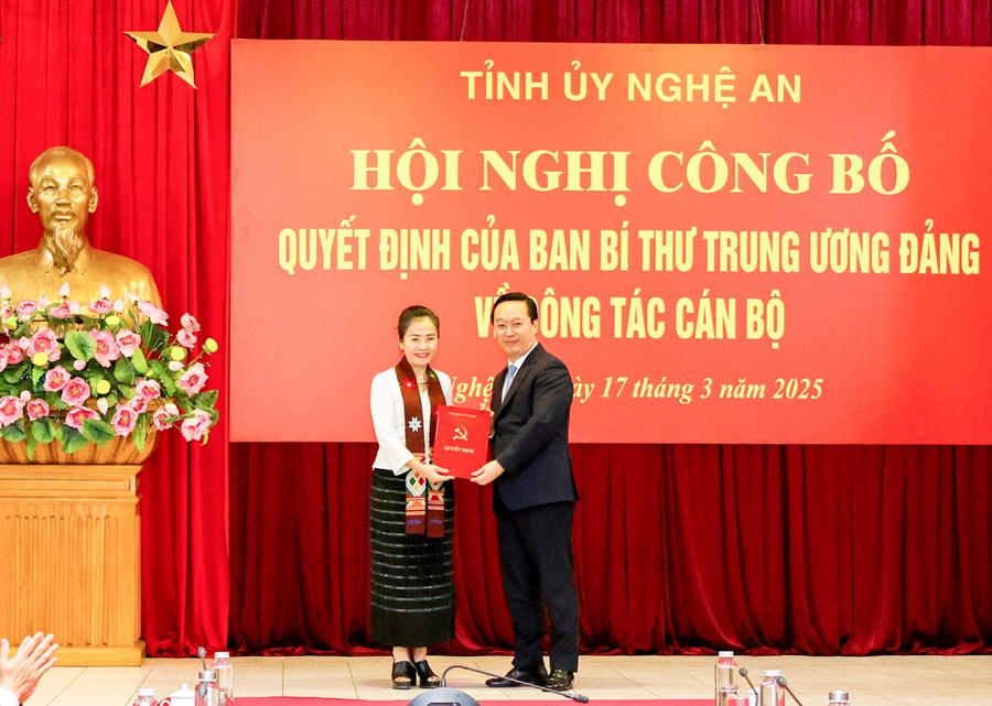 Bí thư Tỉnh ủy Nguyễn Đức Trung trao Quyết định của Ban Bí thư Trung ương Đảng chuẩn y chức vụ Phó Bí thư Tỉnh ủy Nghệ An nhiệm kỳ 2020-2025 cho bà Võ Thị Minh Sinh.