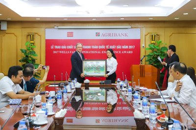 Bà Nguyễn Thị Phượng - Phó TGĐ Agribank trao quà lưu niệm cho Đại diện NH Wells Fargo