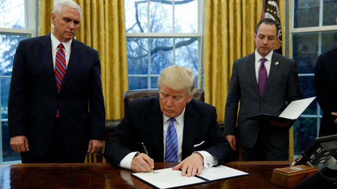 Tổng thống Mỹ Donald Trump ký sắc lệnh rút Mỹ khỏi TPP tại Nhà Trắng. (Ảnh: Reuters)