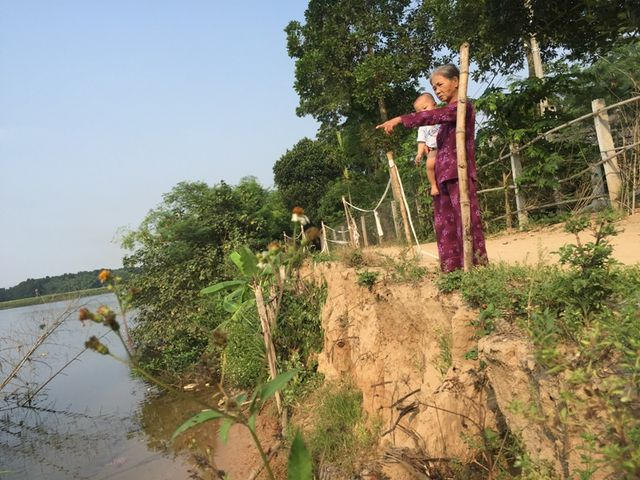 Sạt lở lấn sâu vào gần sân nhà bà Lý.