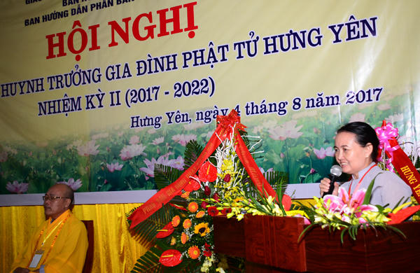 Cư sĩ Diệu nhân phát biểu tại Hội nghị.