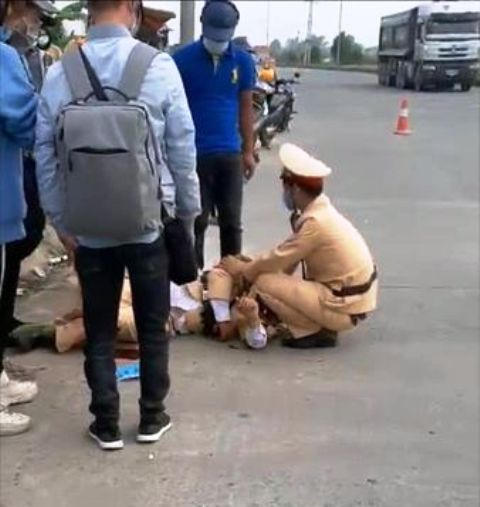 Nhóm đối tượng phóng nhanh lạng lách trên đường.