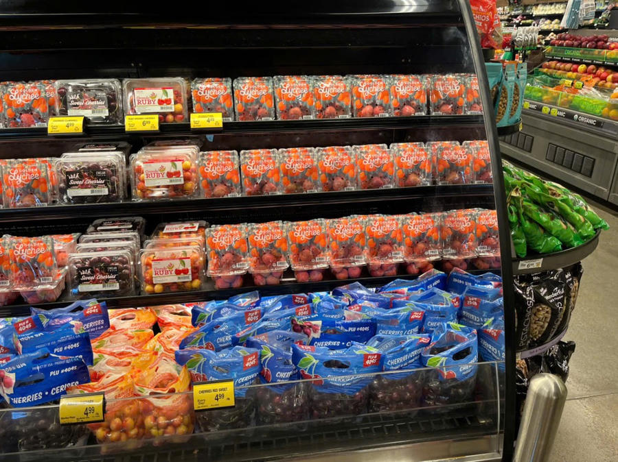 Golden Lychees – tên thương hiệu dành cho giống vải thiều Việt Nam tại hệ thống siêu thị bán lẻ lớn nhất nước Mỹ. (Ảnh: Chi nhánh Thương vụ Việt Nam tại San Francisco, Hoa Kỳ)