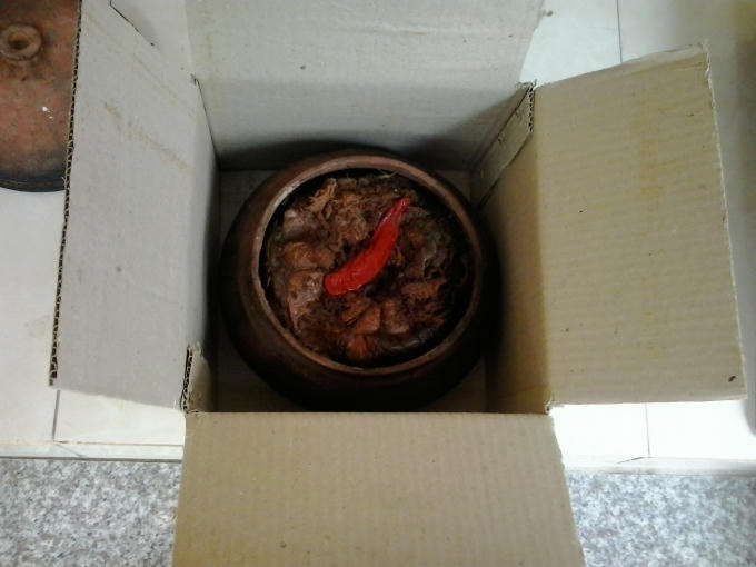 Cá phải được để nguội hẳn mới được đóng hộp.