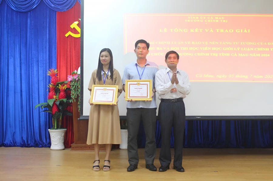 Ông Đỗ Thanh Hiệp - Phó Hiệu trưởng trường Chính trị Cà Mau, trao giải Ba cho tác giả Hữu Kim Ly trong cuộc thi viết chính luận bảo vệ nền tảng tư tưởng của Đảng.